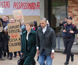 El futbolista brasileño, Dani Alves, salió de la cárcel este lunes, cabizbajo, en medio de gritos de protesta y desaprobación de un grupo de personas que se congregó para recibirlo con indignación en sus primeros minutos en libertad tras ser condenado por violación. Aquí las imágenes.