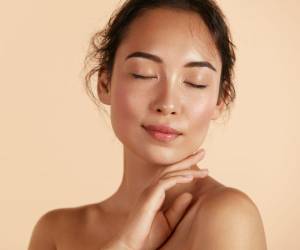 Seguir una rutina de cuidado de la piel después del sol es importante para reparar el daño y prevenir problemas a largo plazo.