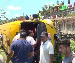 Elementos de la Cruz Roja Hondureña y del Cuerpo de Bomberos llevan en camilla a una de las personas que resultó más afectada.