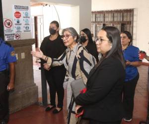 Los congresistas del PSH reaccionó con mucho malestar luego de que no le permitieran ingresar a la reunión de jefes de bancada a la diputada Maribel Espinoza.