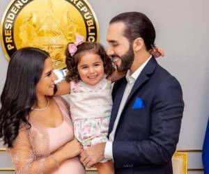 La pareja presidencial salvadoreña junto a su primera hija, Layla.