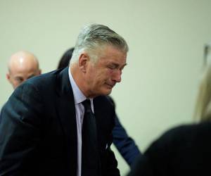 Alec Baldwin no pudo contener las lágrimas cuando se le notificó que el juicio en su contra fue anulado.