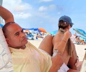 Tras haber cumplido su condena, disfruta de su libertad en las playas de Miami, aunque su pasado criminal.