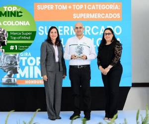 José Elias Flefil recibió el reconocimiento como que posicionando a Supermercados La Colonia cómo una marca recordada por los hondureños.