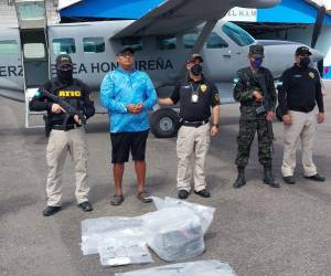 Momento en que el detenido descendía de la aeronave ya en suelo capitalino.