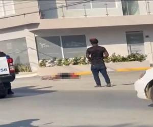 El cuerpo de la dama quedó boca abajo y echando humo, luego de recibir la descarga. En el lugar no había ningún tipo de señalización de advertencia.