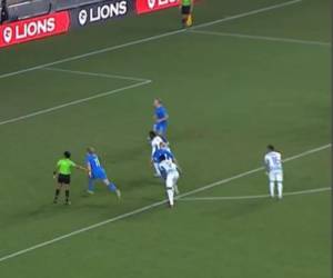 Honduras cometió un gran error al cometer una falta con la que Islandia logró abrir el marcador.