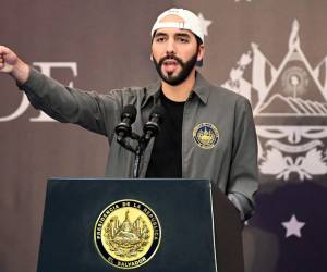 El presidente salvadoreño Nayib Bukele ofrece una conferencia de prensa en un hotel de San Salvador, el 28 de febrero de 2021.