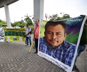 Pobladores de Tocoa llegaron al Palacio de Justicia de San Pedro Sula para exigir justicia por el asesinato del ambientalista Juan López, en el inicio de la audiencia inicial contra los acusados.