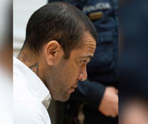 El exjugador de fútbol brasileño, Dani Alves, se enfrenta a un juicio por abuso sexual que inició hoy en un tribunal de Barcelona, generando una gran expectación mediática.
