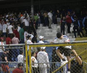 Algunos aficionados se saltaron el cerco para evitar los disturbios que se vivieron en las graderías.