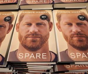 Las memorias del príncipe Harry, Spare, se ofrecen a la venta en una tienda de Barnes &amp; Noble.