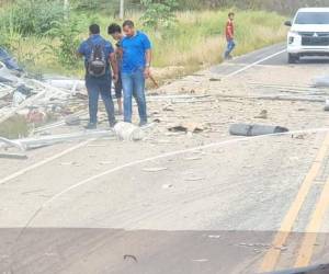 En la escena quedaron todos los materiales de construcción que trasladaba la volqueta.