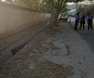 El cadáver fue lanzado a una cuneta frente a una universidad en San Pedro Sula.