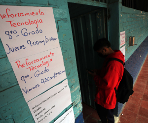 Entre una a dos horas de repaso reciben los estudiantes que no pudieron culminar sus clases con éxitos.