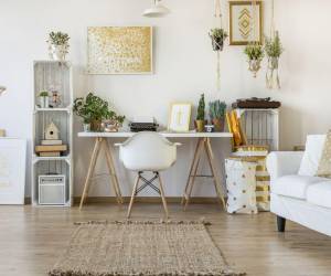 La estrategia radica en implementar muebles que cumplen múltiples funciones y dividir visualmente las áreas sin sacrificar la sensación de amplitud.