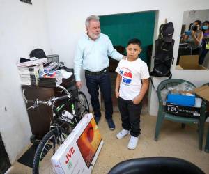 Conmovido por la labor de Eduardo Espinal, el niño barbero de 13 años, cuya historia fue publicada por EL HERALDO, Roberto Contreras, alcalde de San Pedro Sula, decidió viajar a la aldea Mata de Caña, Comayagua, para sorprenderlo con una donación. ¿Cómo estuvo la visita y qué le obsequió? A continuación todos los detalles.