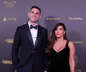 Dibu Martínez recibió el Premio Yashin al lado de su esposa Mandinha Martínez y de las manos de su padre, Alberto Martínez en el galardón del Balón de Oro.