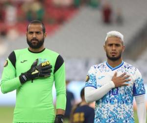 Menjívar, junto a otro compañero de la Selección al entonar el Himno Nacional.