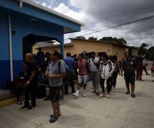 Migrantes realizan largas filas para obtener permisos especiales de permanencia en el territorio hondureño.