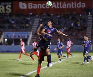 Roberto Moreira disputa el balón con Ever Alvarado.