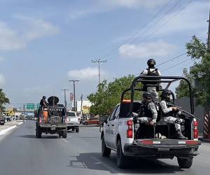vehículos militares y de la Guardia Nacional participan en una operación para trasladar a dos de los cuatro ciudadanos estadounidenses secuestrados en el noreste de México.