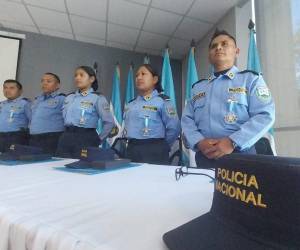Condecoran a policías que evitaron usar armas contra pobladores que los agredieron en La Paz