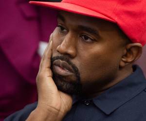 Según los exempleados de West, les mostraba videos y fotografías explícitas de su exesposa, además de contenido para adulto como forma de intimidación.