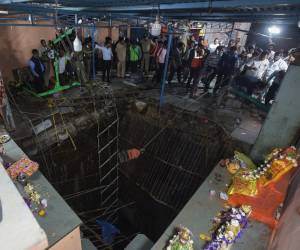 El balance de fallecidos tras el derrumbe del piso de un templo hinduista en India subió este viernes a 36 personas, después de que los equipos de rescate encontraran a la última persona que estaba desaparecida, informó a la policía.