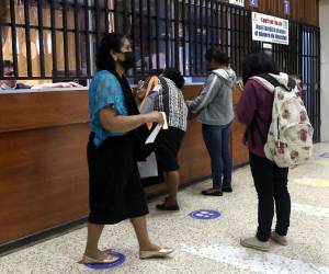 Las filas de pacientes suelen ser largas diariamente en las ventanillas de citas médicas en el Hospital Escuela.