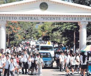 Hasta marzo de 2023, los datos del INE señalan que de una población de 2,794,145 de entre 3 a 17 años, un total de 1,694,360 asisten a los centros escolares, lo que representa una tasa del 60.6%.