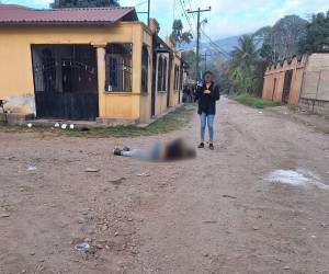 El cuerpo del ahora occiso quedó tendido en media de la polvorienta calle.