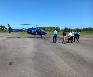 Momento en que el extranjero era conducido al helicóptero en el que viajó hasta la frontera de El Salvador para ser entregado a autoridades de ese país.