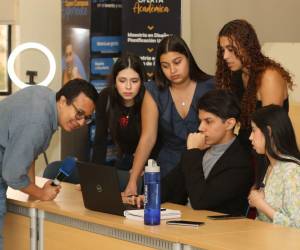 Estudiantes de la carrera de periodismo fueron capacitados en técnicas de verificación para fortalecer sus capacidades digitales y analíticas.