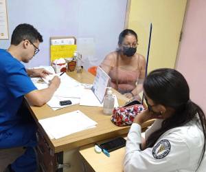 Los estudiantes afirman que tienen ciertas restricciones, por parte de algunos docentes, para tratar con los pacientes.