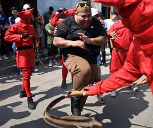 Setenta diablos dieron azotes este lunes a todas las personas que encontraron en la plaza central de un pueblo agrícola de El Salvador para “castigarlas” por sus pecados, en una centenaria tradición de Semana Santa.