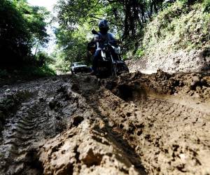 La mayoría de las vías que dan acceso a las comunidades productoras de café actualmente se encuentran en pésimo estado, dado que el gobierno hace muy poco para su mantenimiento.