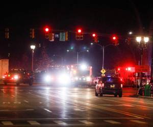La policía y los vehículos de emergencia están en la escena de una situación de tirador activo en el campus de la Universidad Estatal de Michigan el 13 de febrero de 2023 en Lansing, Michigan.