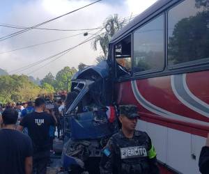 La imagen muestra como el bus rapidito quedó completamente aplastado tras impactar con tanta fuerza contra el bus grande.
