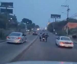 Captan a motociclista dando “jalón” a ciclistas en bulevar Centroamérica