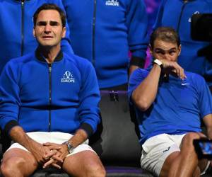El suizo Roger Federer (L) derrama una lágrima después de jugar su último partido, un dobles con el español Rafael Nadal (R) del Team Europe contra el estadounidense Jack Sock y el estadounidense Frances Tiafoe del Team World en la Copa Laver 2022 en el O2 Arena de Londres. temprano el 24 de septiembre de 2022. Roger Federer baja el telón de su espectacular carrera en un partido “súper especial” junto a su rival Rafael Nadal en la Laver Cup en Londres el viernes.