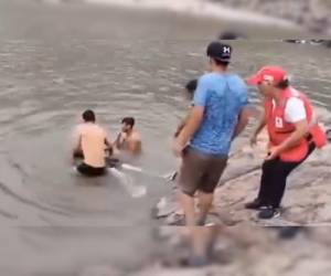 Momento en que sacaban del agua a Carlos Efraín Cruz.