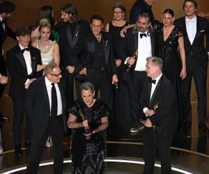 Así fue el momento en que parte del elenco y producción pasaron a recibir su premio.