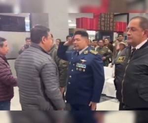 Momento en que el presidente de Bolivia juramenta a una nueva cúpula militar.