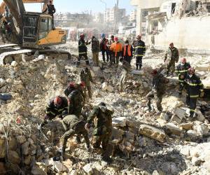 Las labores de búsqueda y rescate se intensifican luego del devastador sismo que afectó a Turquía y Siria.