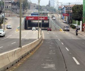 Sacar la menor cantidad de vehículos de las calles ayuda a reducir la contaminación en el ambiente, además evita que las personas salgan y se expongan al aire contaminado.