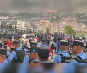 Un video tomado por el periodista de EL HERALDO, Erlin Varela, muestra el disturbio generado y a la Policía intentando contener la situación.