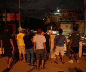 Los residentes del barrio Progreso vigilan una calle como medida de seguridad luego de los saqueos y la inseguridad después de que el huracán Otis azotara Acapulco.