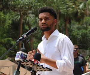 Candidato por una circunscripción de Florida que suele votar por su partido, Frost fue declarado ganador por los canales CNN y NBC.