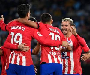 El delantero francés del Atlético de Madrid # 07 Antoine Griezmann (R) celebra con sus compañeros después de marcar el tercer gol de su equipo durante el partido de fútbol de la liga española entre el RC Celta de Vigo y el Club Atlético de Madrid en el estadio Balaidos de Vigo el 21 de octubre de 2023.